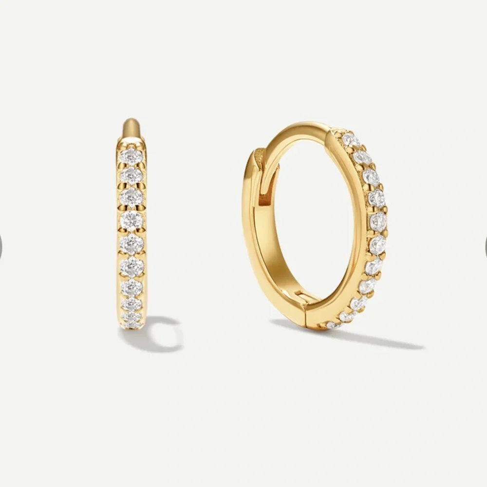 New Ardant Pavé Fire Moissanite Huggie Hoops Earring 18K Gold Vermeil & Silver - Picture 1 of 8